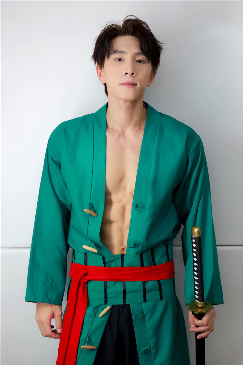 潘胤傑神複製〈索隆〉,八塊腹肌逼真像AI 製圖。 (圖/小超人綜合體能俱樂部提供)