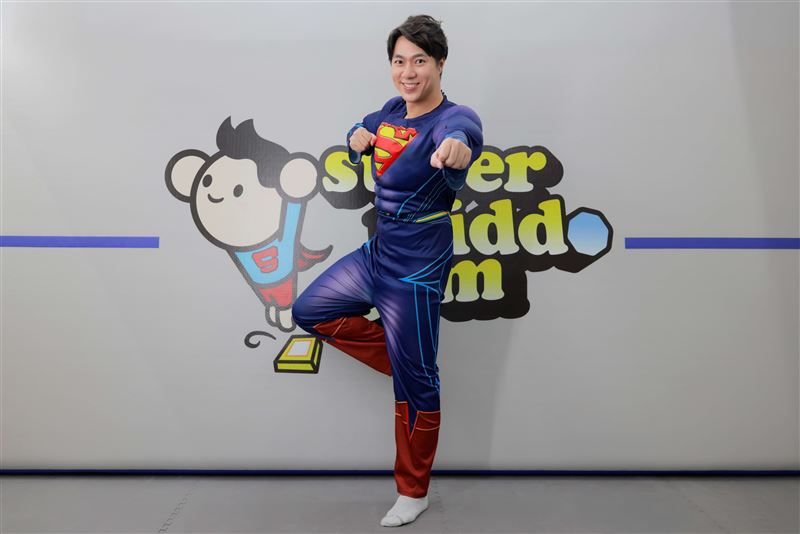 古程丰化身超人,正義聯盟大集結嗨翻萬聖節 。(圖/小超人綜合體能俱樂部提供)