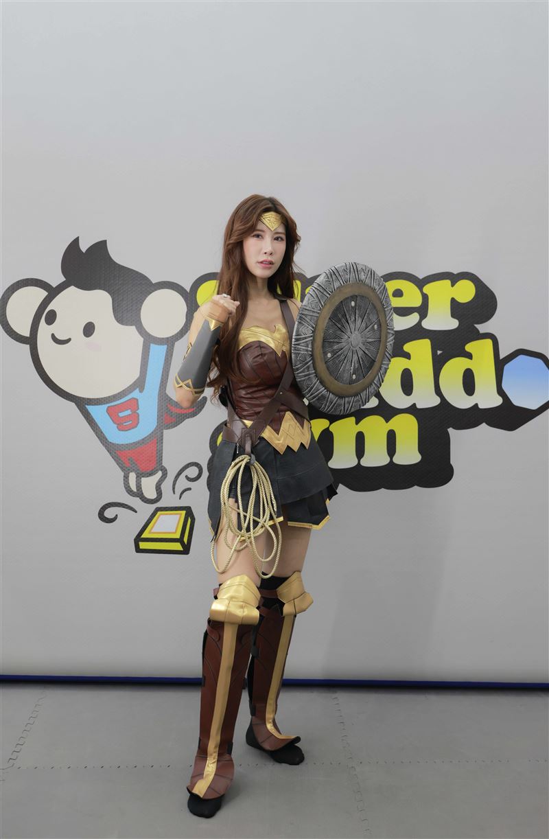 啦啦隊女神沐妍把自己打扮成神力女超人。(圖/小超人綜合體能俱樂部提供)