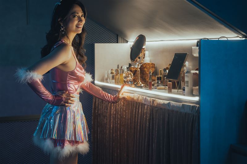 「阿喜」林育品飾演菜鳥酒家女。（圖／六魚文創提供）