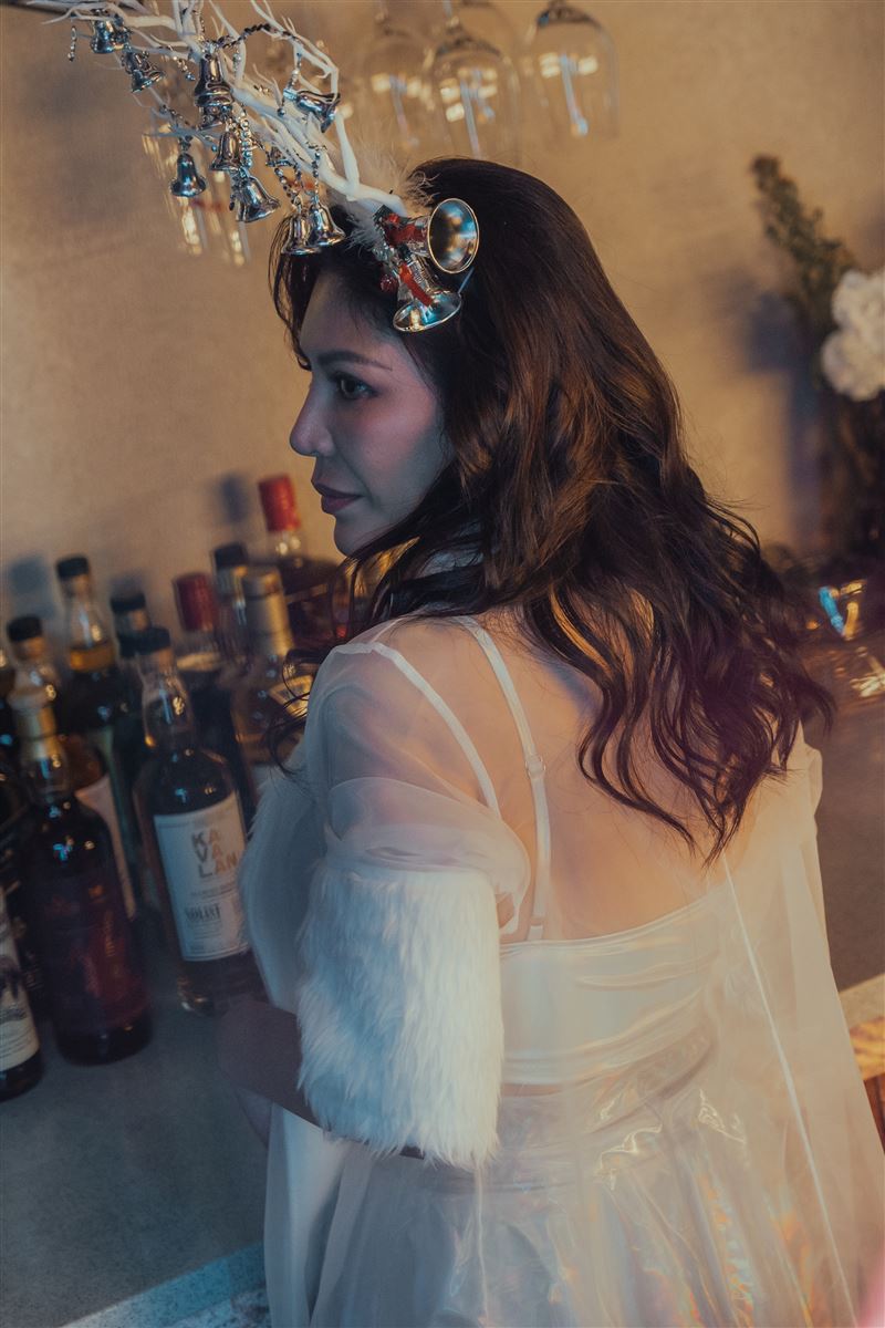 金曲歌后艾怡良挑戰外放又撫媚的酒店媽媽桑。（圖／六魚文創提供）