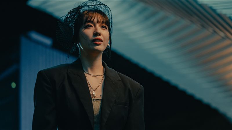 金馬女配王渝萱飾演流行天后，完美背後卻有孤獨一面。（圖／六魚文創提供）