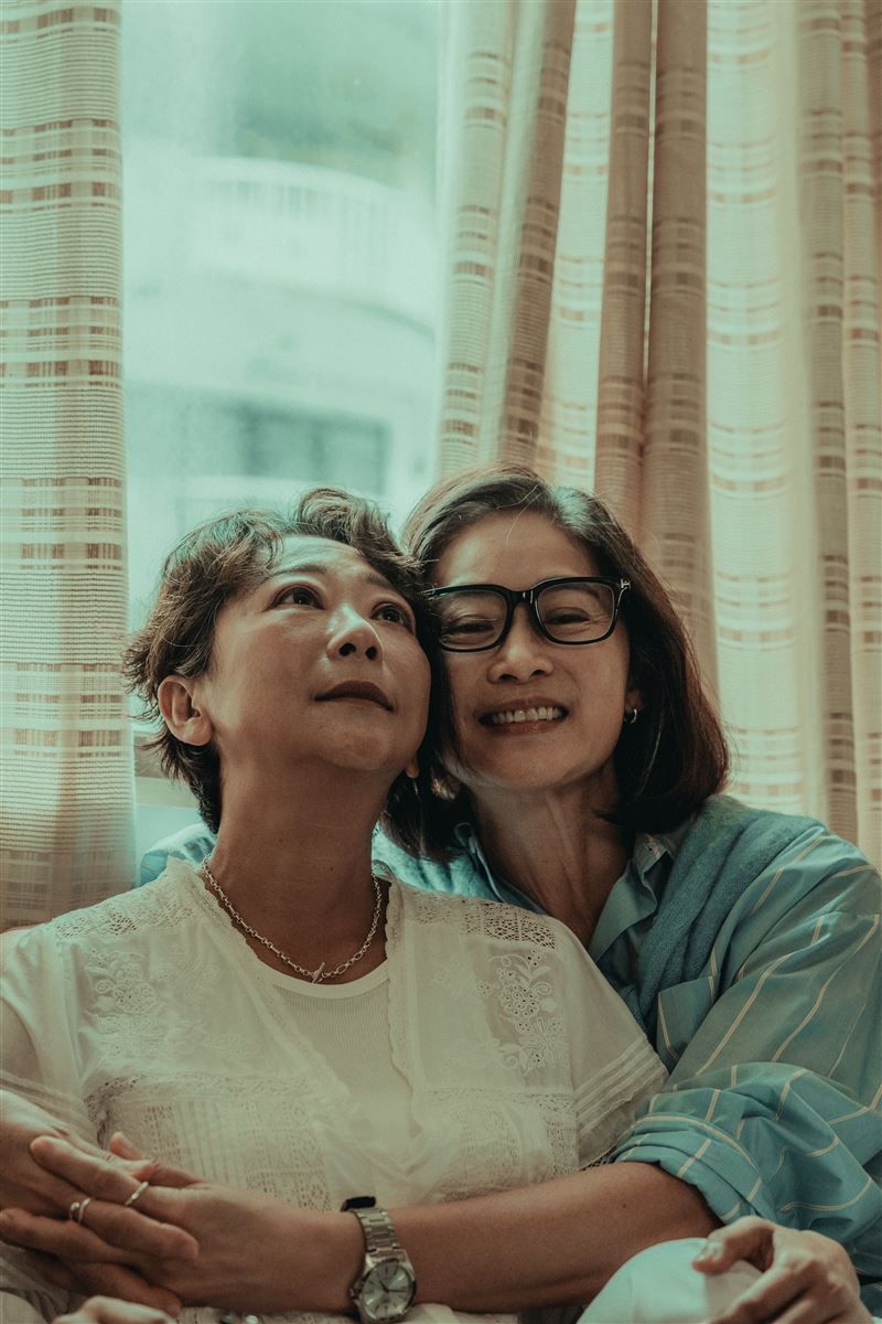 金鐘影后劉瑞琪（右）與曹蘭（左）組「馨華CP」，共譜忘年女女戀。（圖／六魚文創提供）