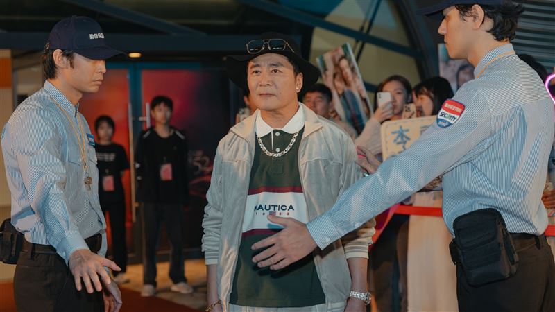 湯志偉飾演王渝萱的父親兼經紀人，瘋狂掌控女兒的全部。（圖／六魚文創提供）