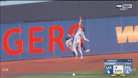 帕黑斯（Andy Pages）美技接殺中外野深遠飛球。（圖／翻攝自MLB官網）