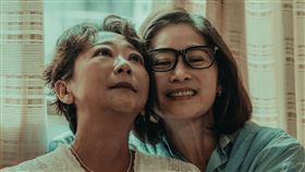 金鐘影后劉瑞琪（右）在《整形過後》與曹蘭（左）組「馨華CP」，共譜忘年女女戀。（圖／六魚文創提供）