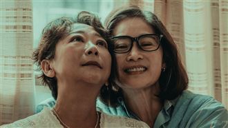 艾怡良成最美媽媽桑　金鐘影后共譜女女戀