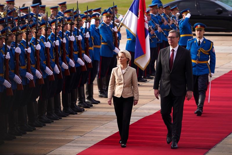 塞爾維亞近年積極尋求加入歐盟的機會，但總統武契奇（左）與中國、俄羅斯交好，讓歐盟擔心。（圖／翻攝自X平台 @avucic）