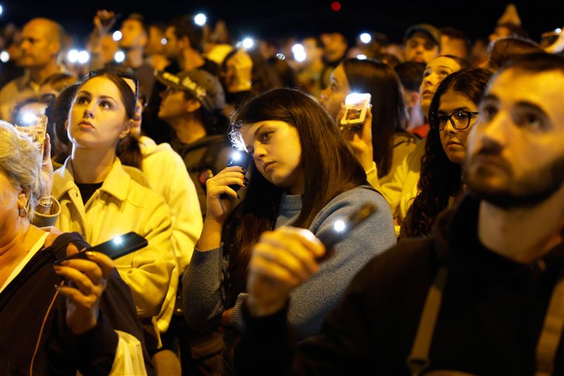 民眾湧入塞爾維亞第二大城諾維薩德，哀悼去年火車站屋頂坍塌事件的逝者。（圖／美聯社／達志影像）