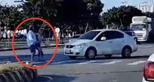 夫妻倆行走在斑馬線上時遭一輛左轉轎車撞上。（圖／翻攝自WoWtchout - 地圖型行車影像分享平台）