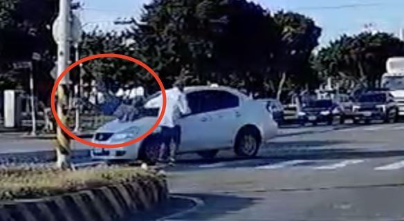 女子遭撞後瞬間噴飛重摔。（圖／翻攝自WoWtchout - 地圖型行車影像分享平台）