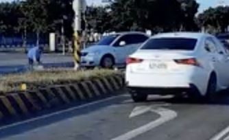 女子遭撞後重摔倒臥在地，一度無法爬起。（圖／翻攝自WoWtchout - 地圖型行車影像分享平台）