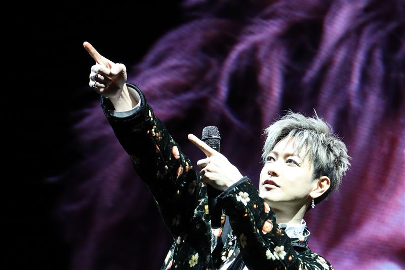 佐藤健在台上現場學中文、回答粉絲問題、加碼送親筆簽名，超級寵粉。（圖／KKLIVE提供）