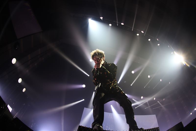 佐藤健在台上賣力演唱TENBLANK的歌曲。（圖／KKLIVE提供）