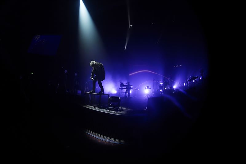 佐藤健在台上賣力演唱TENBLANK的歌曲。（圖／KKLIVE提供）