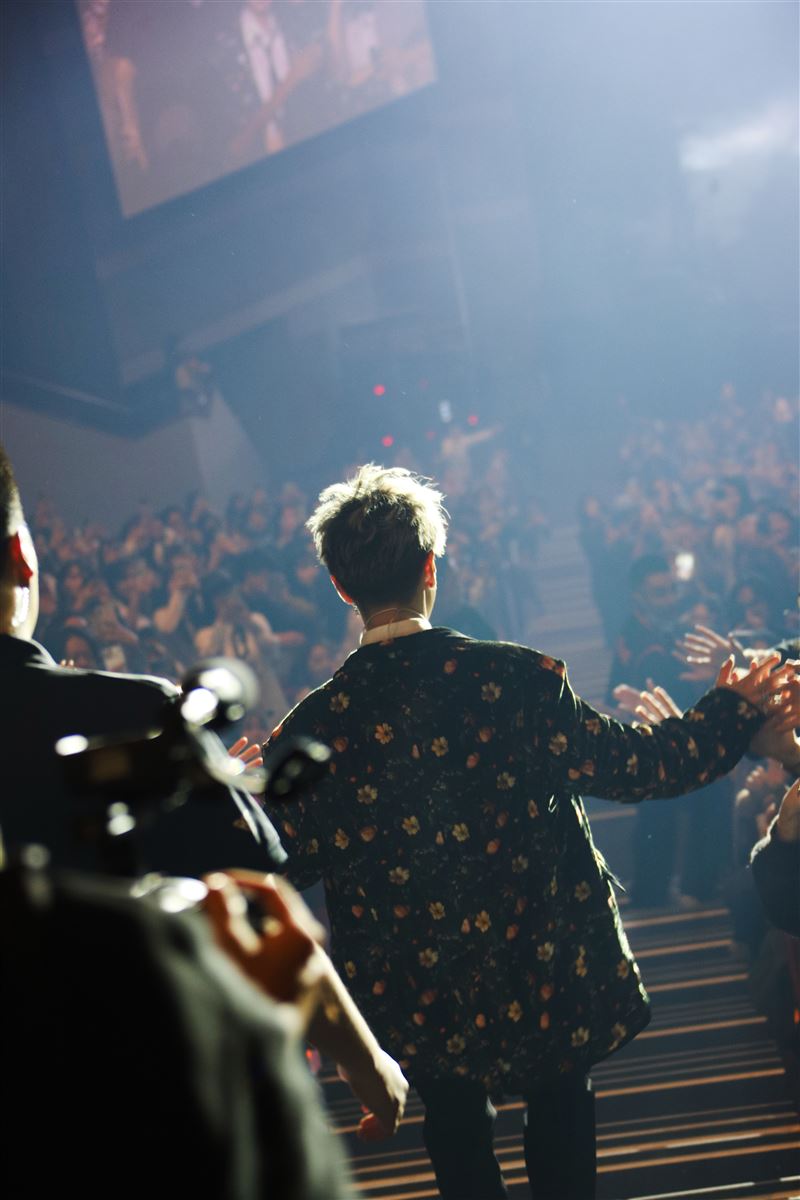 佐藤健驚喜從觀眾席現身繞全場，並開放攝影超寵粉。（圖／KKLIVE提供）