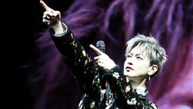 佐藤健在台上現場學中文、回答粉絲問題、加碼送親筆簽名，超級寵粉。（圖／KKLIVE提供） 