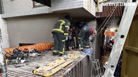 北市一對男女在清掃溫泉池時暈倒命危送醫急救。（圖／翻攝畫面）