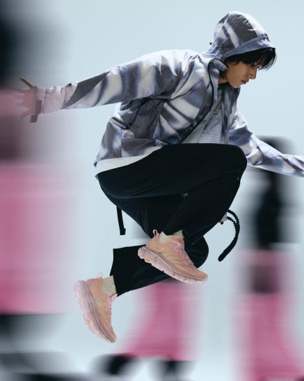 來自峽谷的越野鞋款HOKA Mafate，首度登上台北時裝週舞台，攜手台灣機能服飾品牌oqLiq現身開幕秀，將戶外元素轉化為城市語言。鞋款融合等高線紋理與機能設計，從山徑奔馳到伸展台，展現越野與風格並行的全新樣貌。（圖／HOKA提供）