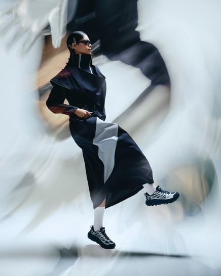 來自峽谷的越野鞋款HOKA Mafate，首度登上台北時裝週舞台，攜手台灣機能服飾品牌oqLiq現身開幕秀，將戶外元素轉化為城市語言。鞋款融合等高線紋理與機能設計，從山徑奔馳到伸展台，展現越野與風格並行的全新樣貌。（圖／HOKA提供）