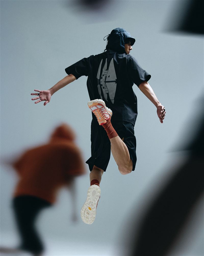 來自峽谷的越野鞋款HOKA Mafate，首度登上台北時裝週舞台，攜手台灣機能服飾品牌oqLiq現身開幕秀，將戶外元素轉化為城市語言。鞋款融合等高線紋理與機能設計，從山徑奔馳到伸展台，展現越野與風格並行的全新樣貌。（圖／HOKA提供）