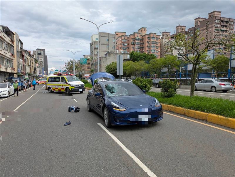 吳姓老夫妻穿越馬路時，遭特斯拉撞擊。（圖／翻攝畫面）
