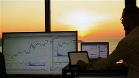 今年10月堪稱「史上最搶眼10月」。台積電創高領軍、鴻海轉型助攻，讓台股不僅穩居全球表現最強主要股市之列，更為年底行情揭開序幕。法人預期，在AI、科技與外資回流三箭齊發之下，11月台股仍有望挑戰新高，延續光輝漲勢。（示意圖／PIXABAY）  