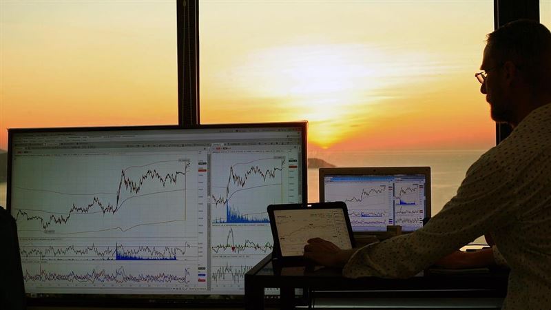 今年10月堪稱「史上最搶眼10月」。台積電創高領軍、鴻海轉型助攻，讓台股不僅穩居全球表現最強主要股市之列，更為年底行情揭開序幕。法人預期，在AI、科技與外資回流三箭齊發之下，11月台股仍有望挑戰新高，延續光輝漲勢。（示意圖／PIXABAY）