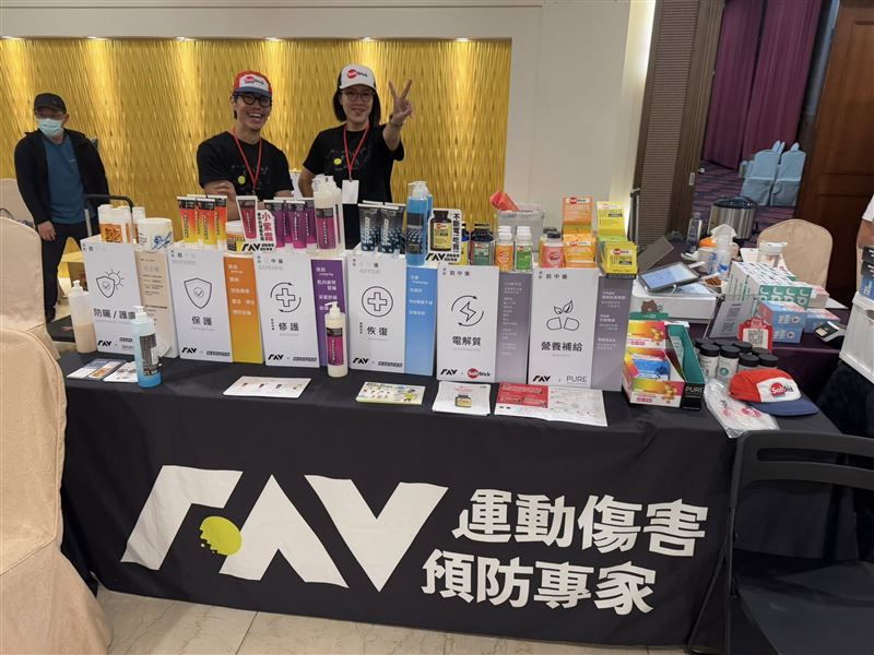 「2025 MaiCoin IRONMAN 70.3 Kenting」11月在墾丁登場，吸引來自49國、1500位選手參賽，帶動飯店滿房、人潮車潮爆量。每台自行車均價20萬元，總值逾3億，全場消費動能上看破億元，成為全台最具經濟效益的運動觀光盛會之一。FAV運動傷害預防專家闆娘觀察，鐵人三項的選手對自我投資不手軟。（圖／記者師瑞德攝影）