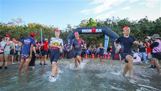 「2025 MaiCoin IRONMAN 70.3 Kenting」11月在墾丁登場，吸引來自49國、1500位選手參賽，帶動飯店滿房、人潮車潮爆量。每台自行車均價20萬元，總值逾3億，全場消費動能上看破億元，成為全台最具經濟效益的運動觀光盛會之一。（圖／IRONMAN提供） 