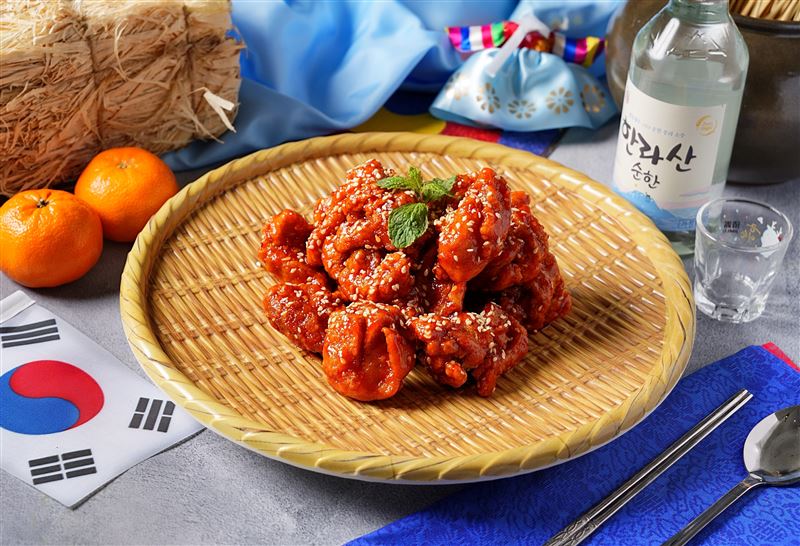 多道人氣韓式街頭小吃於「蔚藍之島・濟州旬味」亮相,其中以外酥內嫩、香氣四溢的「韓式炸雞」最受矚目。(圖/飯店旅宿業者提供)