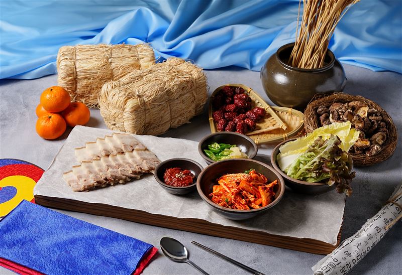 濟州經典料理「白切韓式五花豬」,以特製大豆醬與新鮮蔬菜呈現樸實濃郁的家鄉味。(圖/飯店旅宿業者提供)