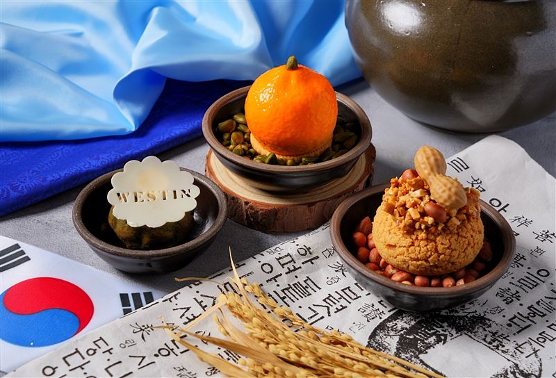 左起「艾草費南雪」、「濟州柑橘慕斯」與「牛島花生泡芙」三款甜點以濟州特色食材入味,展現島嶼純淨風味。(圖/飯店旅宿業者提供)