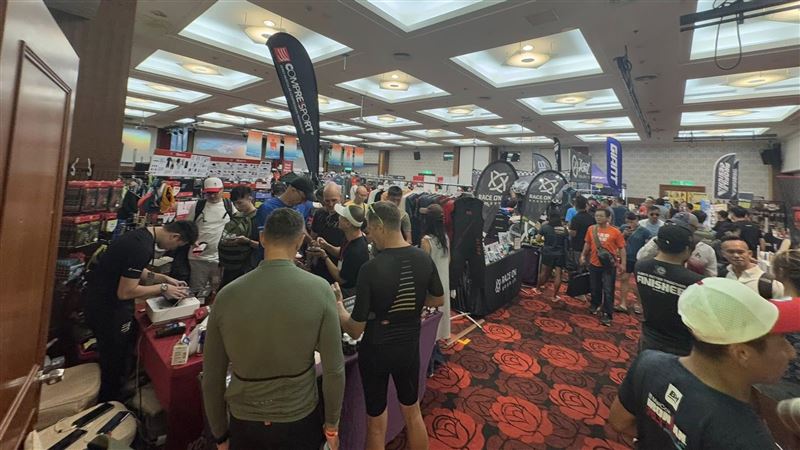 「2025 MaiCoin IRONMAN 70.3 Kenting」11月在墾丁登場，吸引來自49國、1500位選手參賽，帶動飯店滿房、人潮車潮爆量。每台自行車均價20萬元，總值逾3億，全場消費動能上看破億元，成為全台最具經濟效益的運動觀光盛會之一。圖為在賽前補貨的參賽者，擠滿了鐵人三項EXPO。（圖／記者師瑞德攝影）