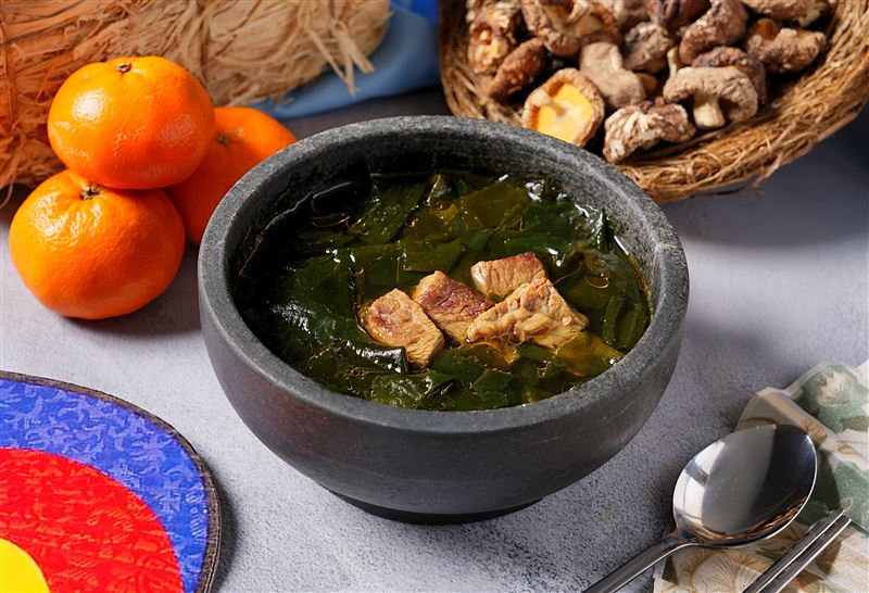 以韓國節慶料理「海帶牛肉湯」致敬大溪笠復威斯汀十周年,傳遞誠摯溫暖的祝福。(圖/飯店旅宿業者提供)