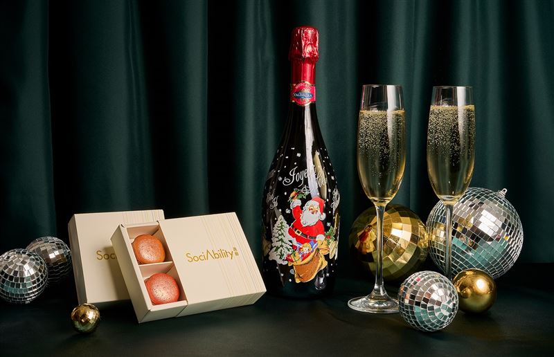 台北新板希爾頓酒店佳節限定「Sparkling Stay」住房專案,平日每晚4,538元起,入住即可獲得聖誕驚喜伴手禮,打造充滿節慶氛圍的冬日旅宿體驗。(圖/飯店旅宿業者提供)