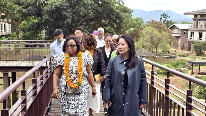 非洲友邦史瓦帝尼王國觀光暨環境事務部訪問團指定參訪六福,由六福旅遊集團董事長莊豐如(前右)率高階主管親自接待史國觀光暨環境事務部部長姆孔妲(前左)等官員及專家,針對永續旅遊結合動物保育領域等議題展開深度交流。(圖/飯店旅宿業者提供)
