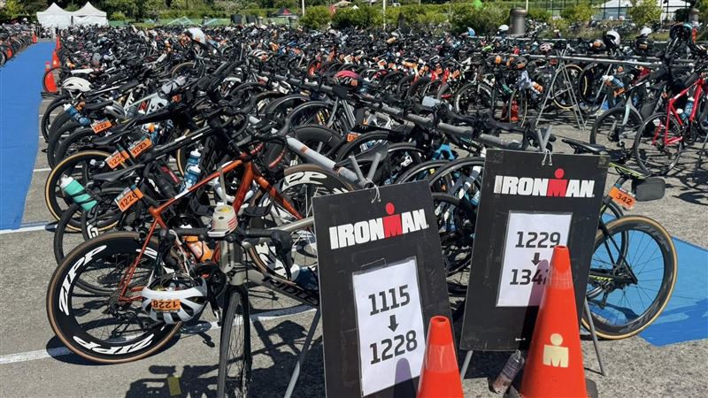「2025 MaiCoin IRONMAN 70.3 Kenting」11月在墾丁登場，吸引來自49國、1500位選手參賽，帶動飯店滿房、人潮車潮爆量。每台自行車均價20萬元，總值逾3億，全場消費動能上看破億元，成為全台最具經濟效益的運動觀光盛會之一。（圖／記者師瑞德攝影）