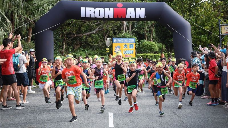 台灣最具代表性的國際鐵人賽「2025 MaiCoin IRONMAN 70.3 Kenting」11月登場，吸引49國、約1,500名選手參加。賽道結合墾丁山海美景與高強度挑戰，並釋出50張世錦賽門票，展現台灣體能賽事的國際實力與在地熱情（圖／IRONMAN提供）