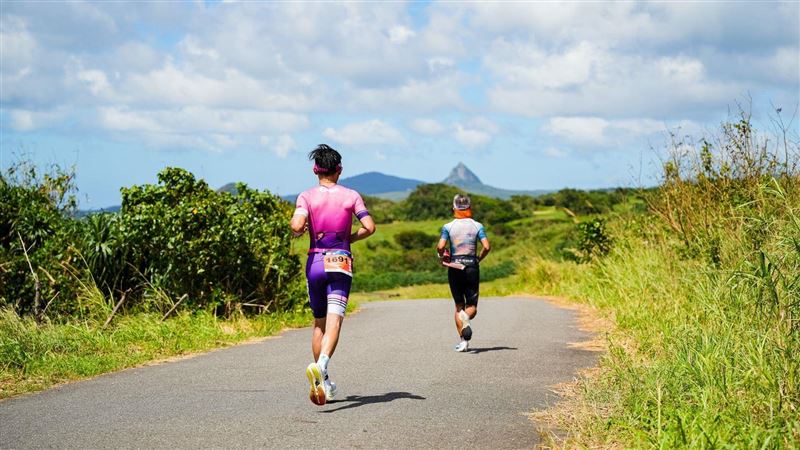 台灣最具代表性的國際鐵人賽「2025 MaiCoin IRONMAN 70.3 Kenting」11月登場，吸引49國、約1,500名選手參加。賽道結合墾丁山海美景與高強度挑戰，並釋出50張世錦賽門票，展現台灣體能賽事的國際實力與在地熱情（圖／IRONMAN提供）