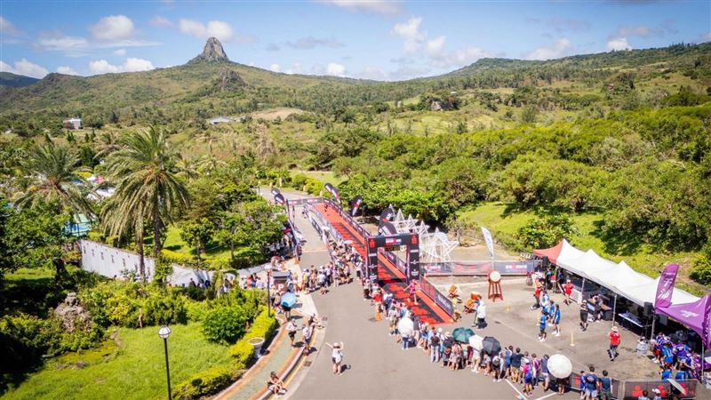 台灣最具代表性的國際鐵人賽「2025 MaiCoin IRONMAN 70.3 Kenting」11月登場，吸引49國、約1,500名選手參加。賽道結合墾丁山海美景與高強度挑戰，並釋出50張世錦賽門票，展現台灣體能賽事的國際實力與在地熱情（圖／IRONMAN提供）