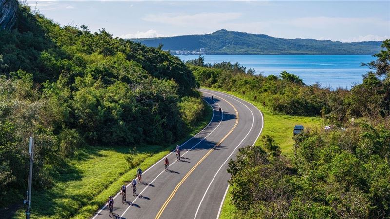 台灣最具代表性的國際鐵人賽「2025 MaiCoin IRONMAN 70.3 Kenting」11月登場，吸引49國、約1,500名選手參加。賽道結合墾丁山海美景與高強度挑戰，並釋出50張世錦賽門票，展現台灣體能賽事的國際實力與在地熱情（圖／IRONMAN提供）