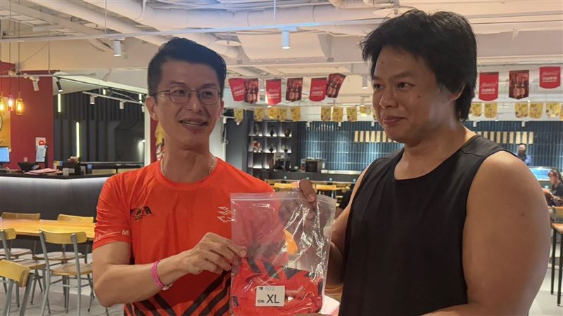 恆春海風見證一場不同凡響的比賽。2025 IRONMAN 70.3 墾丁，不只是鐵人挑戰體能極限，更是對「運動平權」的最佳詮釋。由姜義村領軍的「愛運動動無礙」團隊，帶領多位身障國手與視障鐵人李協興，共同站上賽道，讓「動無礙」從口號成為真實的力量。（圖／記者師瑞德攝影）