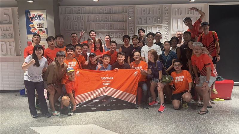 恆春海風見證一場不同凡響的比賽。2025 IRONMAN 70.3 墾丁，不只是鐵人挑戰體能極限，更是對「運動平權」的最佳詮釋。由姜義村領軍的「愛運動動無礙」團隊，帶領多位身障國手與視障鐵人李協興，共同站上賽道，讓「動無礙」從口號成為真實的力量。（圖／記者師瑞德攝影）