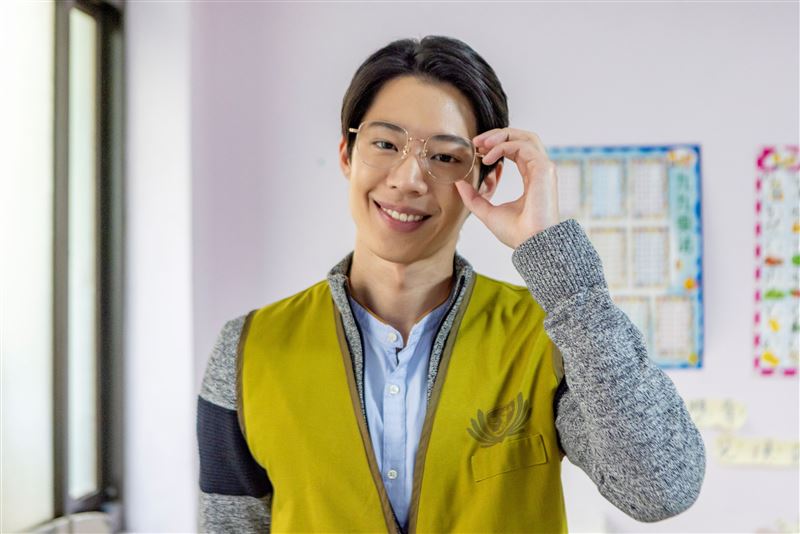 黃信赫劇中當課輔班老師。（圖／大愛提供）