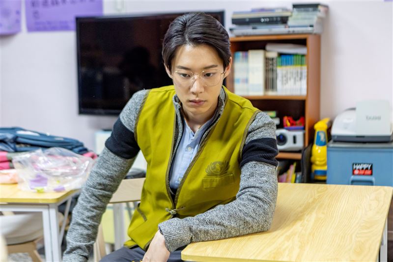 黃信赫劇中當課輔班老師個性嚴厲。（圖／大愛提供）