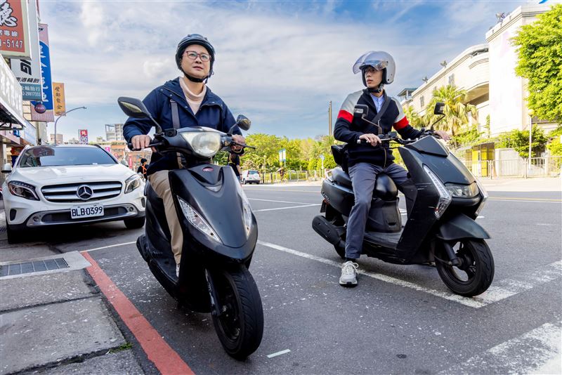 黃信赫（右）劇中遇到陸小芬（左），被邀請到課輔班教書。（圖／大愛提供）
