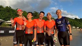 恆春海風見證一場不同凡響的比賽。2025 IRONMAN 70.3 墾丁，不只是鐵人挑戰體能極限，更是對「運動平權」的最佳詮釋。由姜義村領軍的「愛運動動無礙」團隊，帶領多位身障國手與視障鐵人李協興，共同站上賽道，讓「動無礙」從口號成為真實的力量。（圖／翻攝自吳冠融臉書）