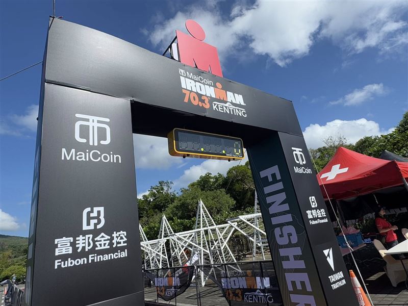 2025 MaiCoin IRONMAN 70.3 Kenting在墾丁熱烈登場，來自49國、逾1500位選手齊聚挑戰極限。富邦金控與MaiCoin集團持續贊助，讓金融與科技圈的選手也能跑進賽道，用汗水替工作充電。（圖／記者師瑞德攝影）