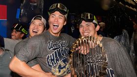 大谷翔平、山本由伸、佐佐木朗希慶祝道奇隊奪勝。（圖／達志影像／美聯社）